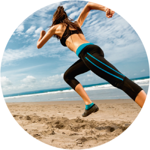 Mujer corriendo en la playa.