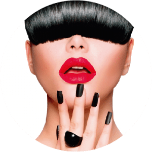 Mujer con flequillo tapando los ojos, labios pintados, las uñas pintadas y rostro depilado.