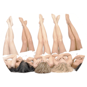Mujeres con piernas extendidas en vertical haciendo referencia a la depilación
