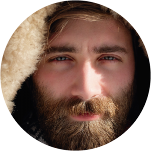 Cara de un hombre con barba para explicar la depilación másculina