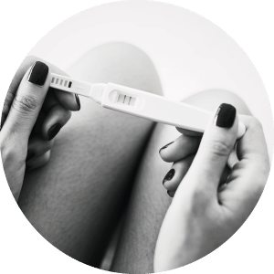 Mujer con test de embarazo positivo explicando la depilación láser para embarazadas 